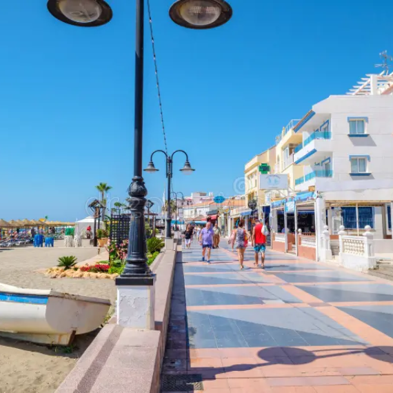 la-carihuela-promenade-torremolinos-andalusia-spain-july-seaside-paseo-maritimo-beach-playa-de-summer-day-costa-del-155707003